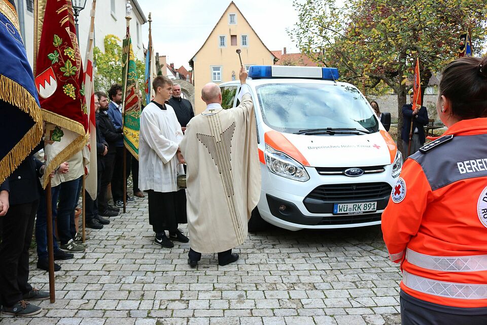 Fahrzeugsegnung durch Pfarrer Paul Weismantel an der Kirche St. Stephanus in Randersacker