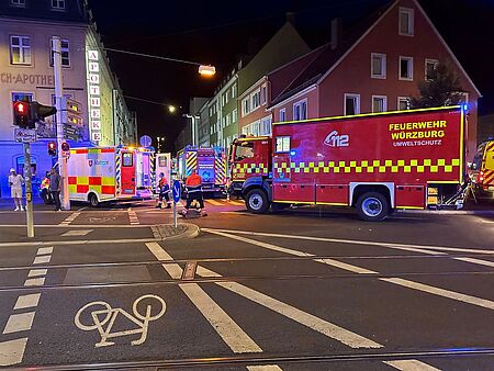 Einsatzfahrzeuge von Feuerwehr und Rettungsdienst stehen am Eingang der Karmelitenstraße